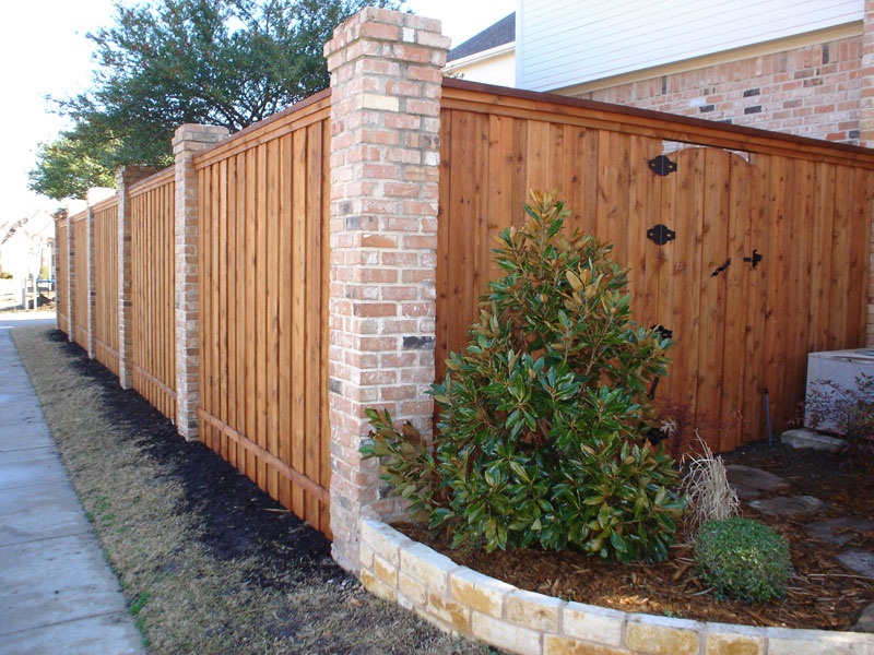 Select Fantastic Wood Fences for the Dream House Renovation