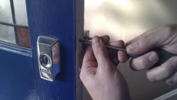 Acquire a professional locksmith service to resolve issues