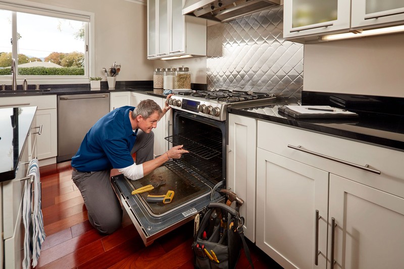 Fixing Appliances: Choosing the Right Oven Repair Service Guide